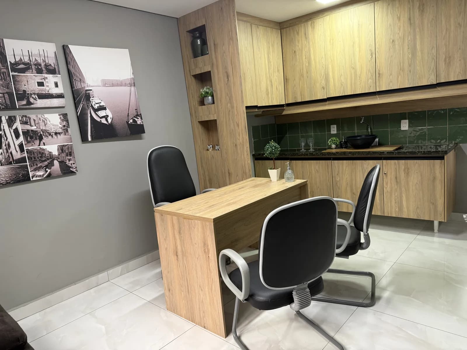 Sala de conversa com mesa, cadeiras e janela
